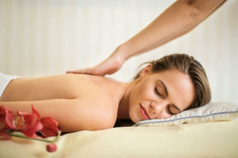 Femme recevant un massage relaxant, illustration de bien-être et de détente.